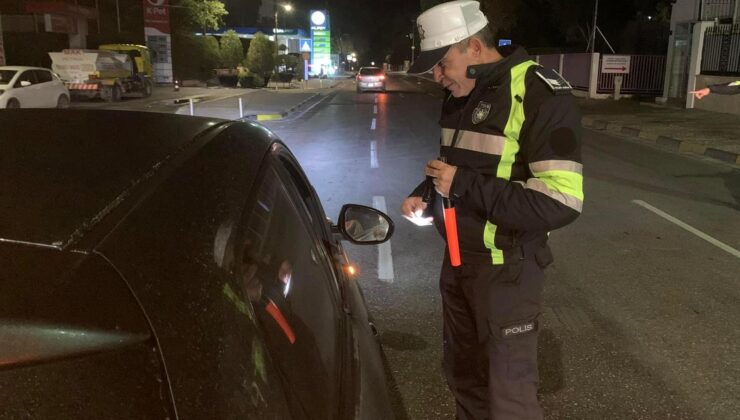 Trafik denetimlerinde dün 458 sürücü rapor edildi, 2 sürücü tutuklandı, 35 araç trafikten men edildi