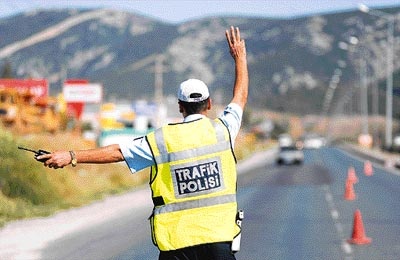 Ülke genelindeki trafik denetimlerinde 452 sürücü rapor edildi