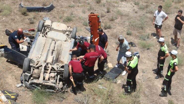 Yoldan çıkan araç 5 metre yüksekliğindeki hendeğe tavanı üzerine düştü