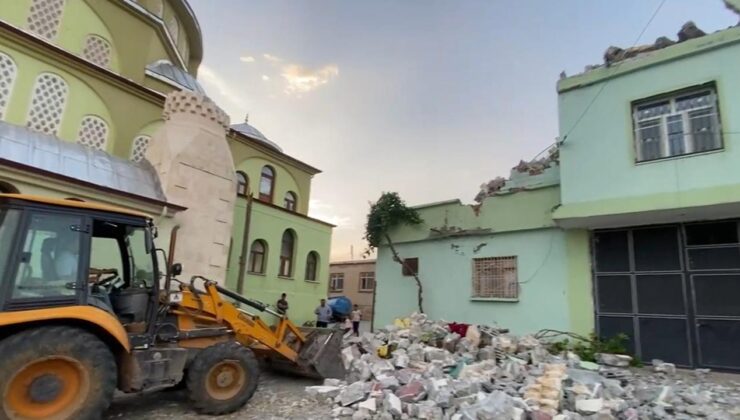 Diyarbakır’da fırtına: Yıkılan caminin minaresi evin üstüne devrildi