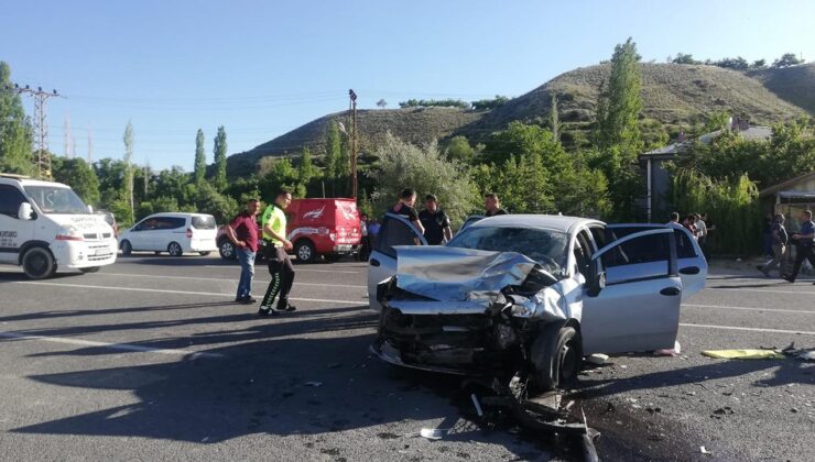 Otomobille hafif ticari araç çarpıştı: 1 ölü, 5 yaralı