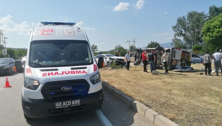 Tokat’ta otomobil ile minibüs çarpıştı: 18 yaralı