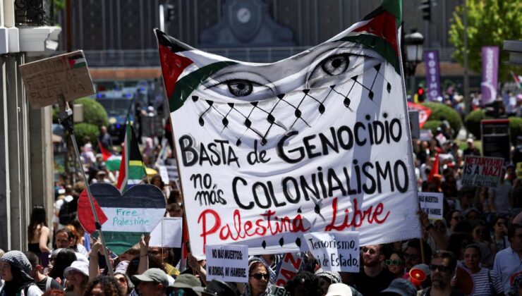 İspanya’da üniversite öğrencileri Filistin’e destek için yol kapattı