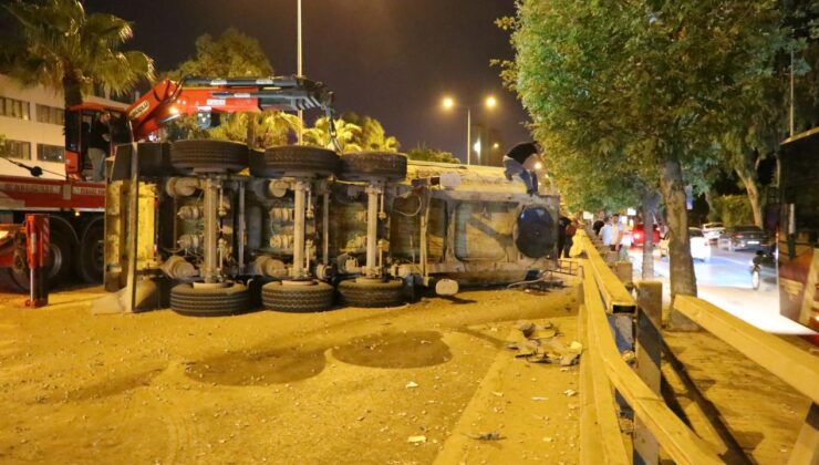 İzmir’de dorsesi devrilen hafriyat kamyonunun şoförü yaralandı