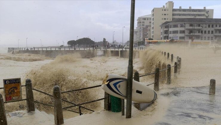 Cape Town’da su baskınları nedeniyle binlerce kişi evsiz kaldı