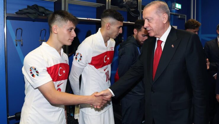 Cumhurbaşkanı Erdoğan Milli futbolcuları soyunma odasında ziyaret etti