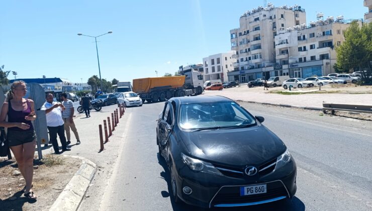 Direksiyon hakimiyetini kaybeden kamyon sürücüsü kazaya neden oldu… Bir yaralı