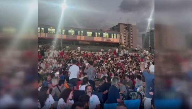 Marmaray makinisti milli maçı taraftarla beraber izledi… O anlar kamerada