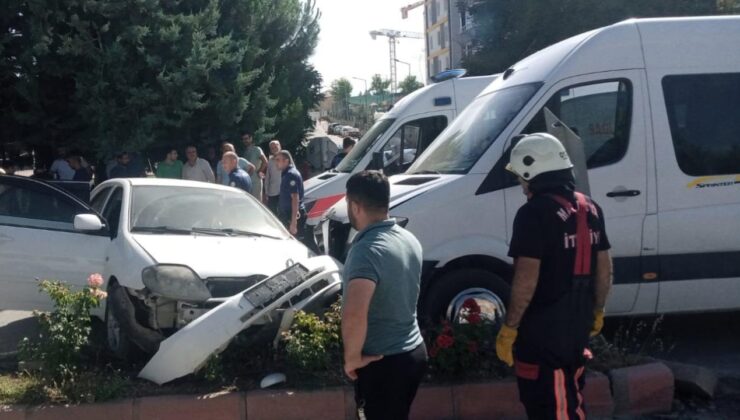 Malatya’da otomobil ile servis minibüsü çarpıştı: 5 yaralı