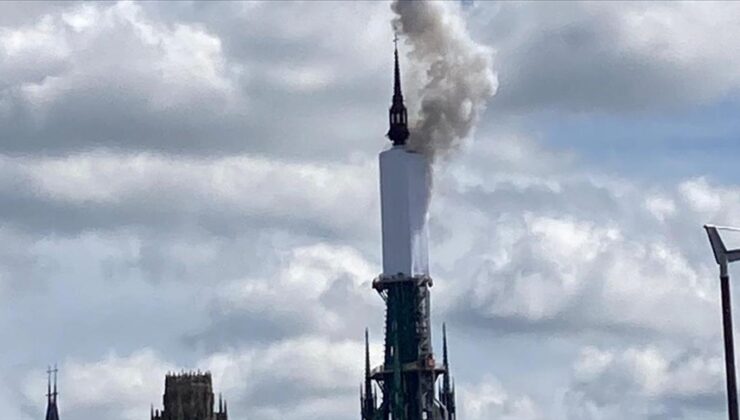 Fransa’da tarihi Rouen Katedrali’nin kulesinde yangın çıktı