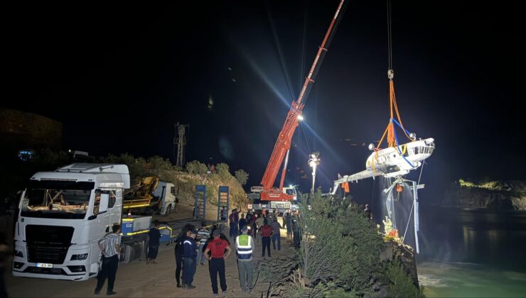 Adana’da göle düşen helikopter sudan çıkarıldı