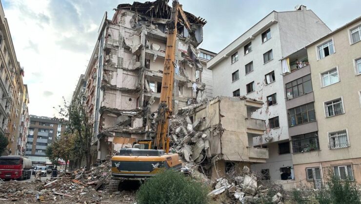 Yıkımı yapılan binadan kopan molozlar arkadaki apartmana zarar verdi