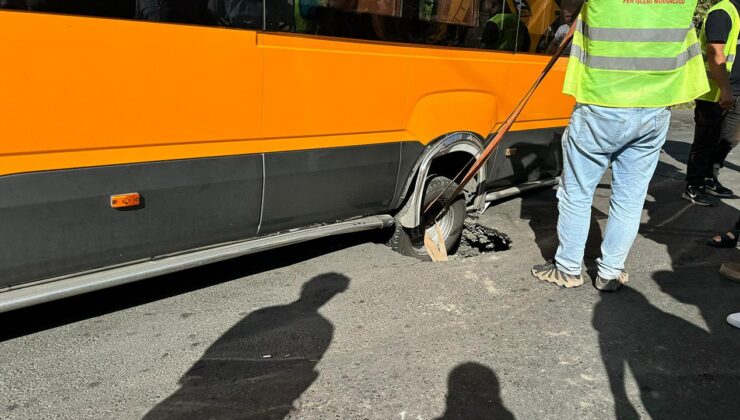 İstanbul’da yolun çökmesi sonucu minibüsün tekeri çukura düştü