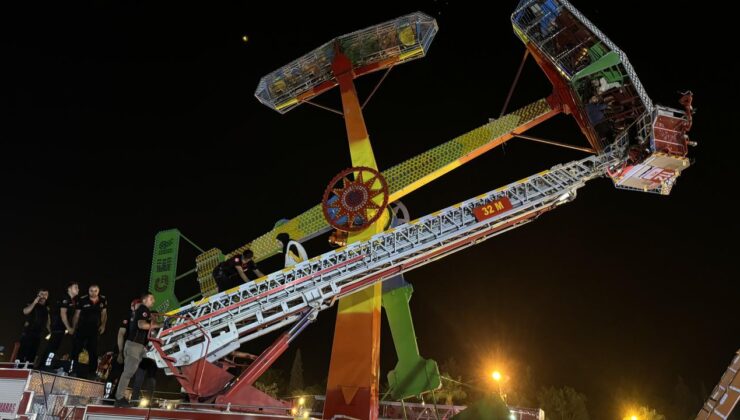 Lunaparkta yüksekte asılı kalan 23 kişi kurtarıldı