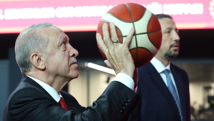 Cumhurbaşkanı Erdoğan Basketbol Gelişim Merkezi’nde potaya atış yaptı