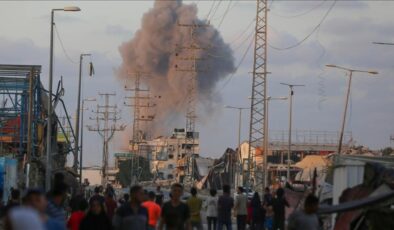 Katil İsrail Gazze’de bir eve düzenlediği hava saldırısında 6 Filistinliyi öldürdü