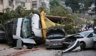 Freni arızalanan hafriyat kamyonu 7 araca çarptı: 5 yaralı