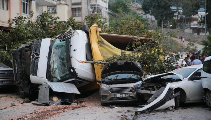 Freni arızalanan hafriyat kamyonu 7 araca çarptı: 5 yaralı