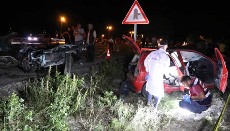 Burdur’da iki otomobil çarpıştı: 2 ölü, 3 yaralı