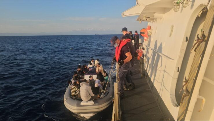 Muğla açıklarında sürüklenen bottaki 27 düzensiz göçmen kurtarıldı