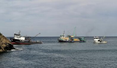 Sinop’ta karaya oturan balıkçı teknesi kurtarıldı