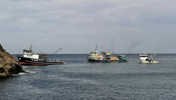 Sinop’ta karaya oturan balıkçı teknesi kurtarıldı