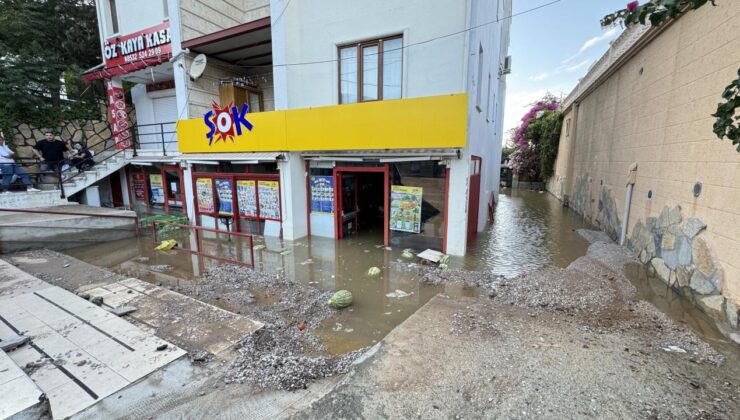 Bodrum’da içme suyu borusu patladı, marketi su bastı