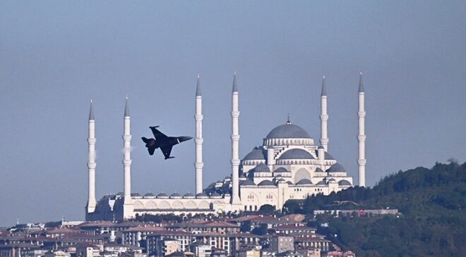 SOLOTÜRK’ten İstanbul semalarında selamlama uçuşu