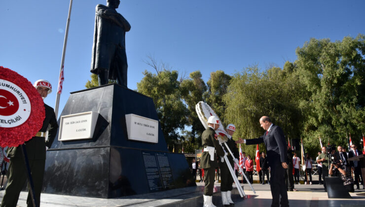 29 Ekim Cumhuriyet Bayramı nedeniyle, Lefkoşa’da, Atatürk Anıtı önünde törenle düzenlendi