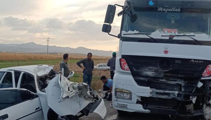 Afyonkarahisar’da tır ile otomobil çarpıştı: 3 ölü, 1 yaralı