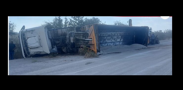 Sürücüler dikkat! Devrilen kamyon nedeniyle yol kapatıldı