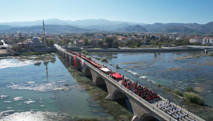 Çorum’da vatandaşlar dev Türk bayrağı ile yürüdü