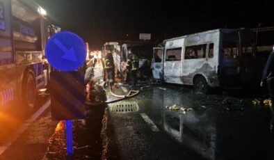 Diyarbakır’da kafa kafaya çarpışan kamyonet ile minibüs alev aldı: 11 yaralı