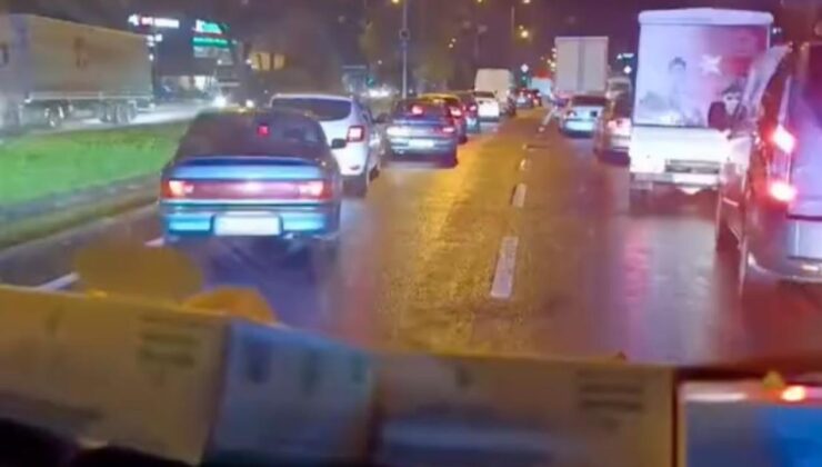 Düzce’de sürücüler fermuar yöntemiyle ambulansa yol verdi