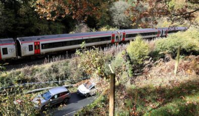 Galler’de iki tren kafa kafaya çarpıştı