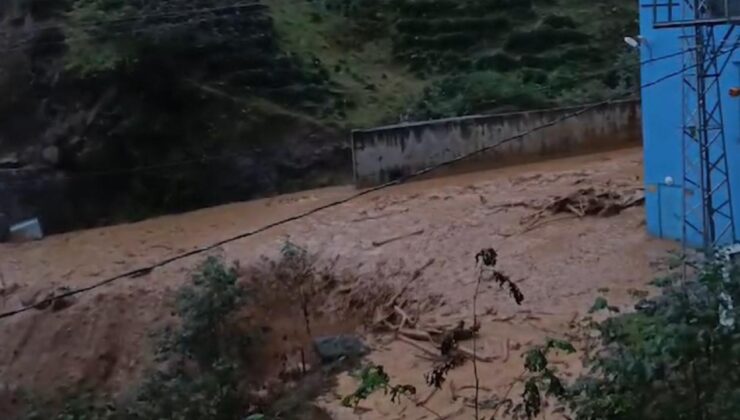 Rize’de sağanak: Derede su seviyesi yükseldi, heyelan oldu