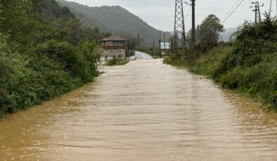 Bartın’da dere taştı, karayolu ulaşıma kapandı