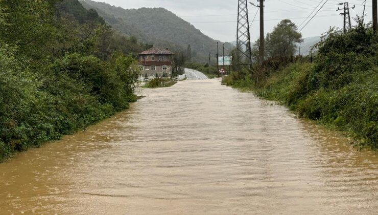 Bartın’da dere taştı, karayolu ulaşıma kapandı