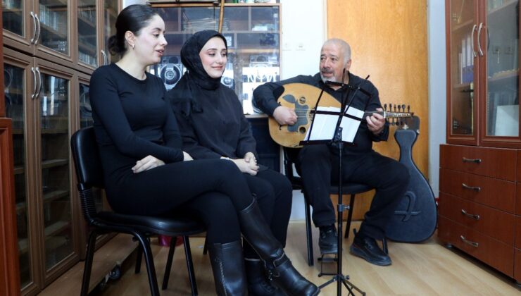 Van’da Atatürk için yazılan Kürtçe ezgi, 57 yıl sonra seslendirildi