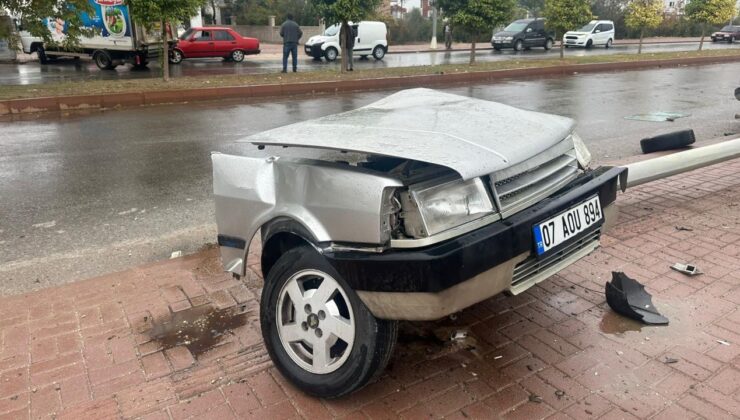 Direğe çarpan otomobil ikiye bölündü