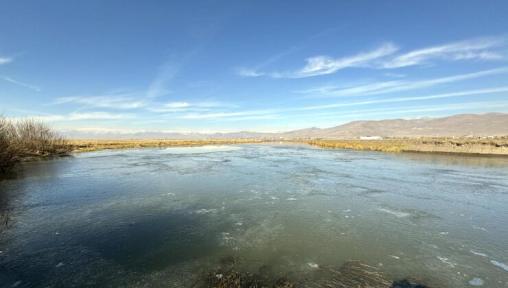 Ardahan’da Kura Nehri’nin yüzeyi buz tuttu