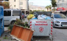 İzmir Bayraklı’da sokaklarda çöp yığınları oluştu