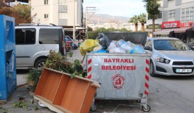 İzmir Bayraklı’da sokaklarda çöp yığınları oluştu