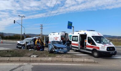 Bolu’da otomobil ile hafif ticari araç çarpıştı: 8 yaralı