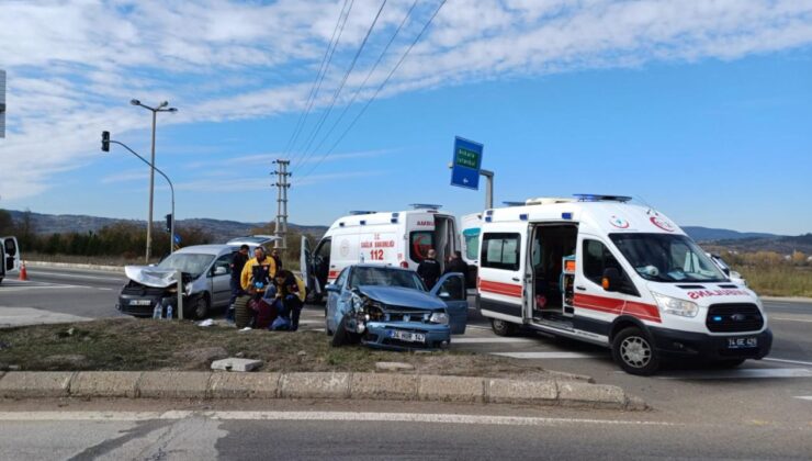 Bolu’da otomobil ile hafif ticari araç çarpıştı: 8 yaralı