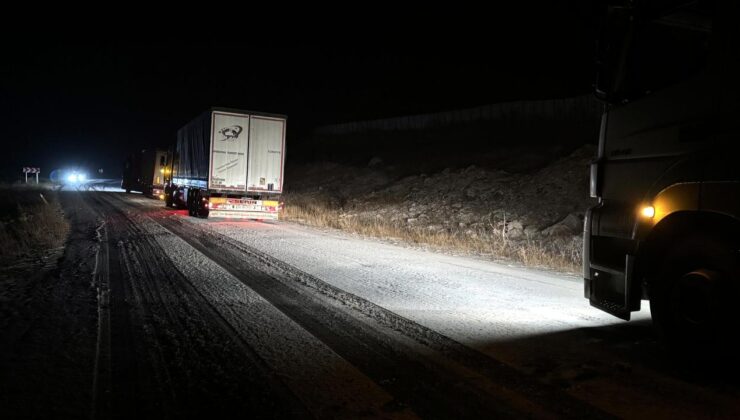 Ardahan’da kar ve buzlanma: Tırlar yolda kaldı