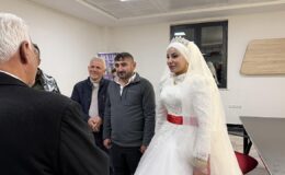 Karla kapanan yolda kalan gelin ve damat 11 saat sonra kurtarıldı