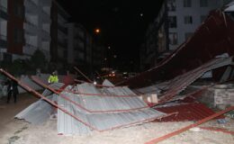 Hatay’da şiddetli rüzgar binaların çatılarını uçurdu