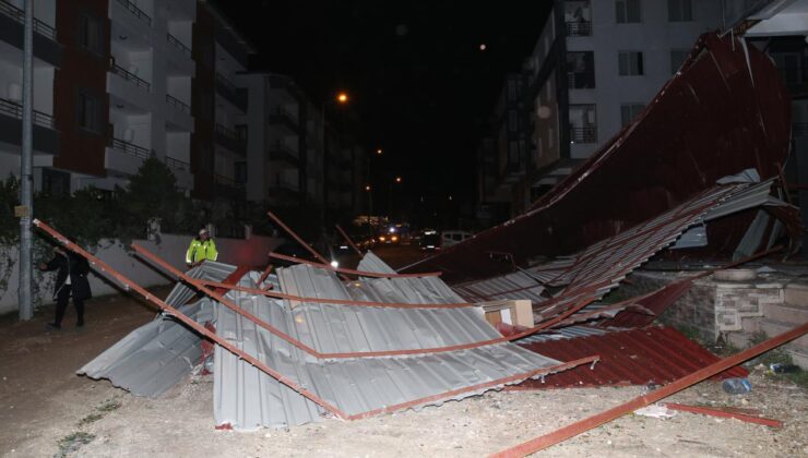 Hatay’da şiddetli rüzgar binaların çatılarını uçurdu