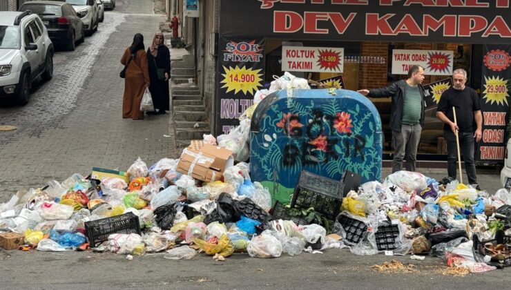 İzmir’de grev nedeniyle sokaklarda çöp yığınları oluştu